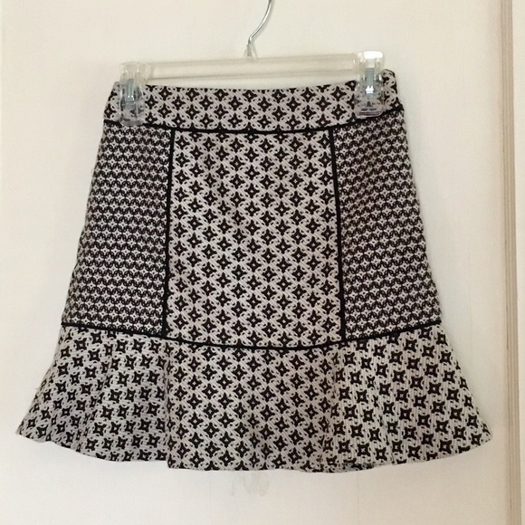 LOFT Dresses & Skirts - Black/White Textured Ruffle Skirt